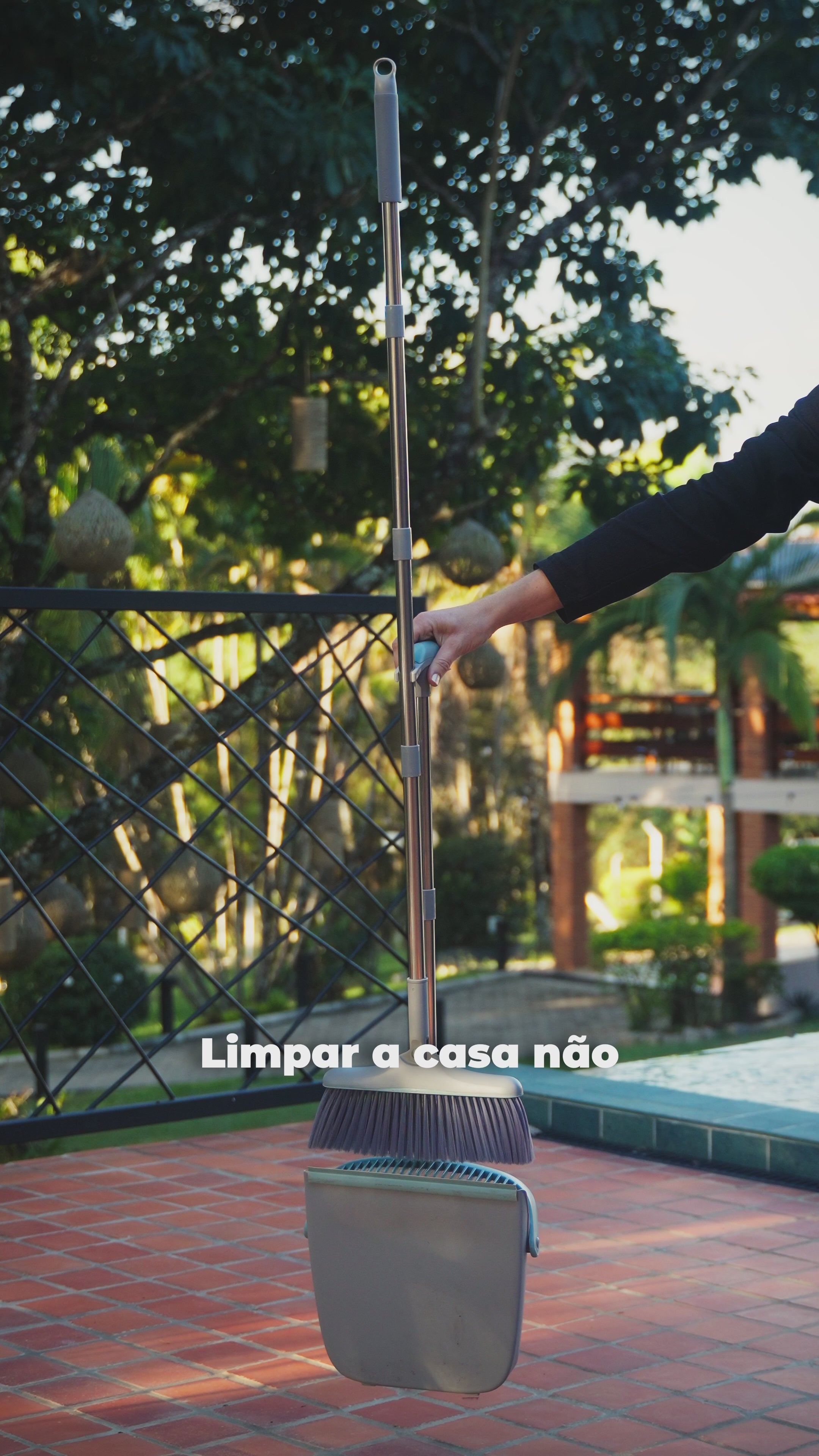 Kit Vassoura e Pá Ajustável 2 em 1 | Limpa Cerdas, Suporte de Parede e Cesto de Lixo